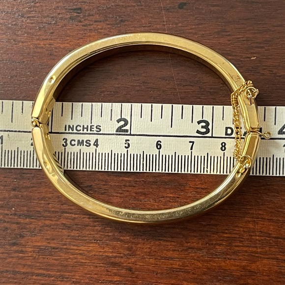 Gold tone oval hinged bangle bracelet - Picture 4 of 5